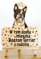 Drewniana tabliczka dekoracyjna Boston Terrier - Tu mieszka Boston Terrier z rodziną