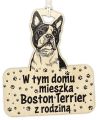 Drewniana tabliczka dekoracyjna Boston Terrier - Tu mieszka Boston Terrier z rodziną